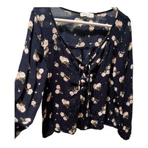 Women’s Bleu Blouse Hollister Size Large in Excellent Used Condition